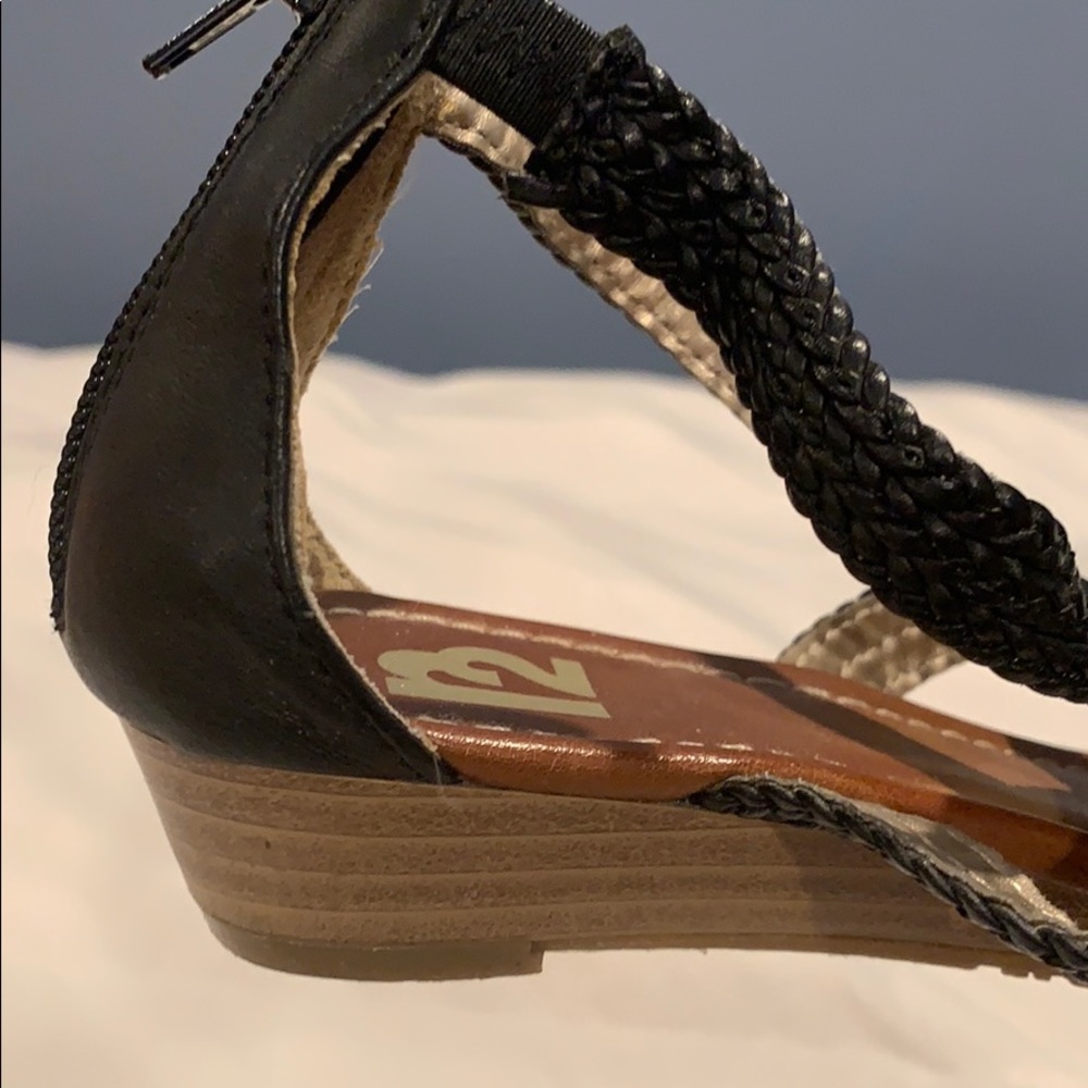 R2 Sandals - Picture 2 of 4